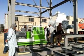 Línea de pellets de alimento para pollos de 10T/H+Línea de alimento premezclado de 5T/H en Uzbekistán