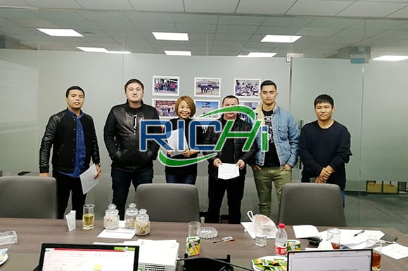 La planta peletizadora completa de alimento para pollos de 3 a 5 toneladas por hora en Uzbekistán