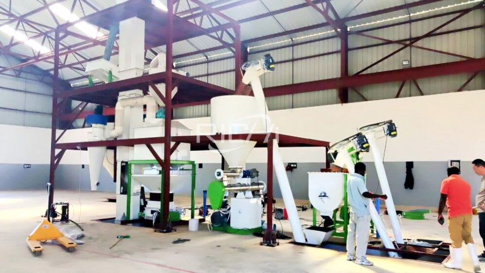 ?Cuáles son las máquinas para moler y mezclar alimentos para aves en una planta completa de molienda de alimentos para aves de 1-50 t/h?