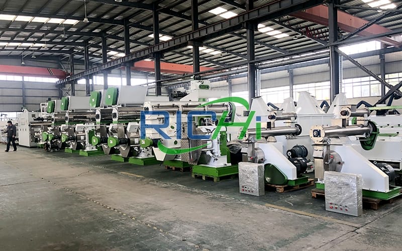 Operar correctamente la producción de gránulos de alimento para pollos con troquel de anillo de la serie szlh en la fábrica comercial de producción de alimentos para aves de corral