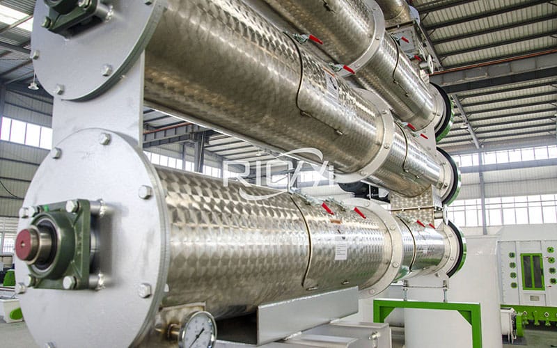 Control de humedad en la sección de acondicionamiento y granulación para la producción de plantas de alimentos para pollos