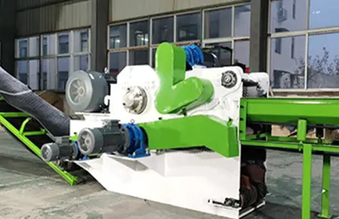 lado de la trituradora de madera