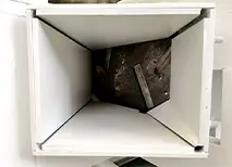 Dentro de la máquina para fabricar aserrín