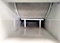 Dentro de la máquina para fabricar aserrín de madera