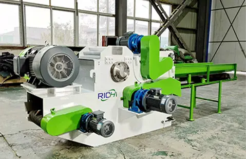 Trituradora de palets de madera en taller