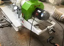 Prueba de extrusora de alimento para peces